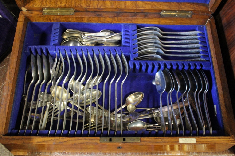 AN OAK CASED CANTEEN OF CUTLERY TOGETHER WITH TWO OTHER CUTLERY SETS - Image 2 of 5