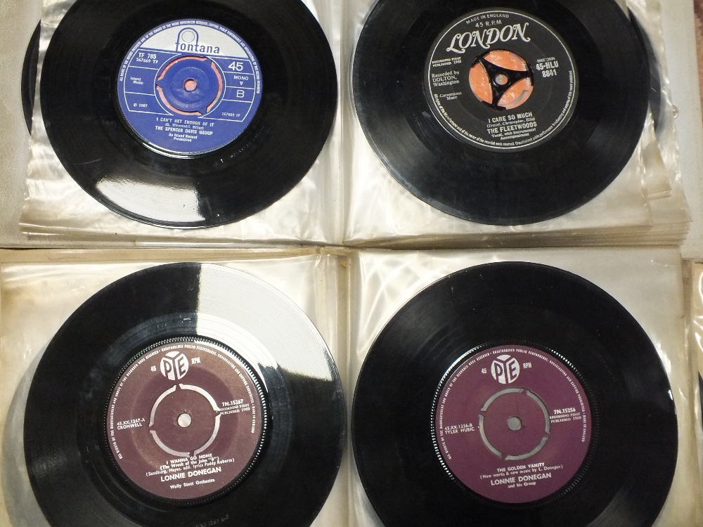 A BOX OF 7" SINGLE RECORDS TO INCLUDE THE KINKS,. THE BRYDS ETC TOGETHER WITH A BAG OF LP'S, A - Image 3 of 4