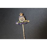 A HALLMARKED 9 CARAT GOLD, ENAMEL AND DIAMOND ROYAL ARTILLERY STICK PIN, L 8.5 cm