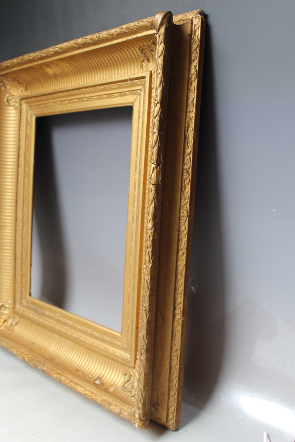 A 19TH CENTURY GOLD FRAME WITH ACANTHUS LEAF DESIGN TO OUTER EDGE, frame W 11 cm, rebate 37 x 28 cm - Image 6 of 7