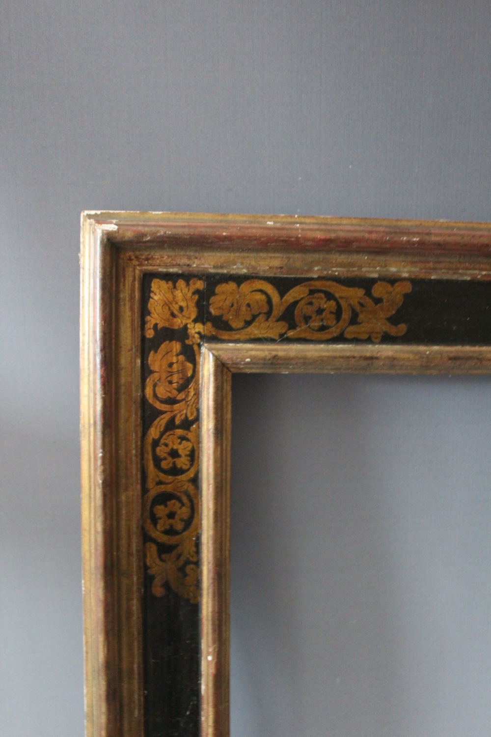 A 19TH CENTURY GOLD FRAME WITH INNER GOLD DECORATIVE SCROLLWORK, frame W 10 cm, rebate 57 x 47 cm - Image 2 of 6