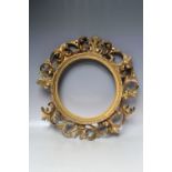 A 19TH CENTURY CIRCULAR CARVED WOODEN GOLD FLORENTINE FRAME FOR RESTORATION, frame W 10 cm, rebate