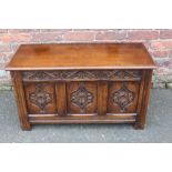 A 20TH CEA 20TH CENTURY CARVED OAK SMALL TRIPLE PANEL COFFER, H 50 cm, W 91 cm, D 40.5 cm