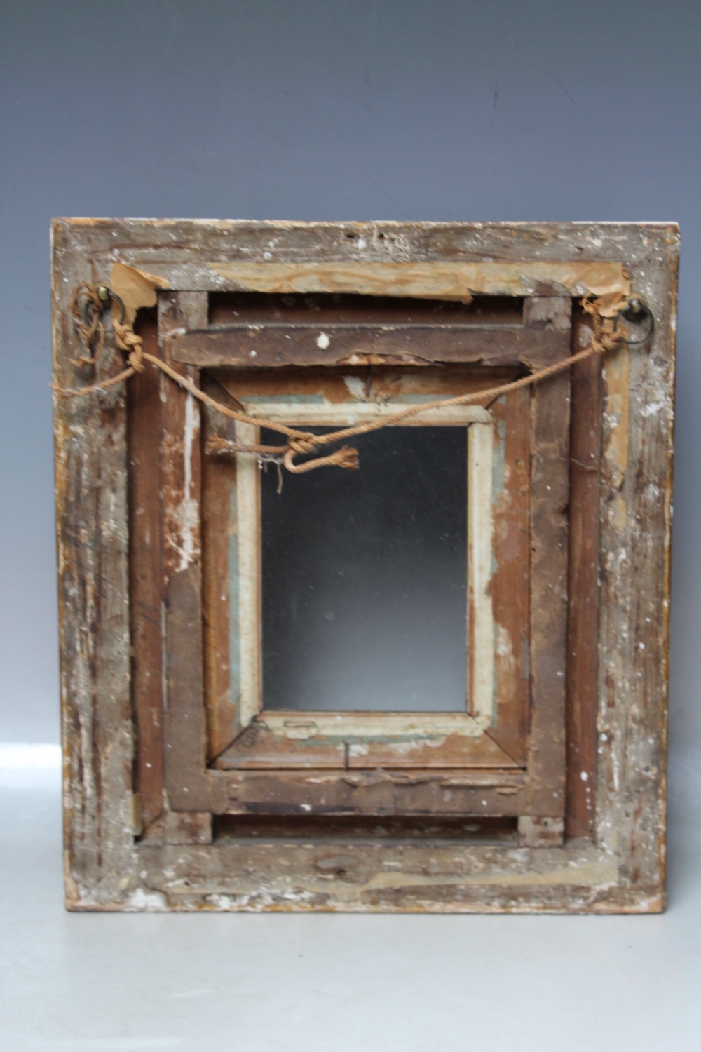 A LATE 18TH / EARLY 19TH CENTURY DECORATIVE GOLD FRAME, with acanthus leaf design and integral - Image 5 of 5