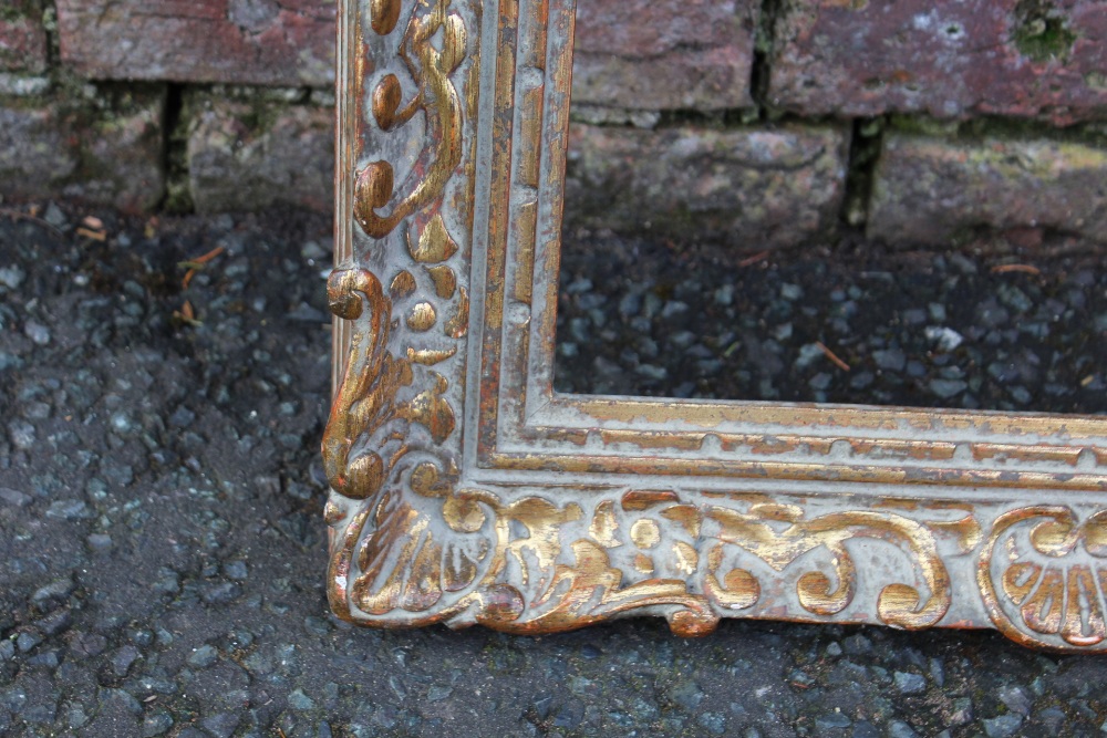 AN EARLY 20TH CENTURY CARVED WOODEN DECORATIVE GOLD FRAME, frame W 7 cm, rebate 44 x 34 cm - Image 5 of 6