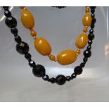 A VINTAGE GRADUATED SINGLE STRAND HAND KNOTTED AMBER BEAD NECKLACE, approx length 49 cm, the largest