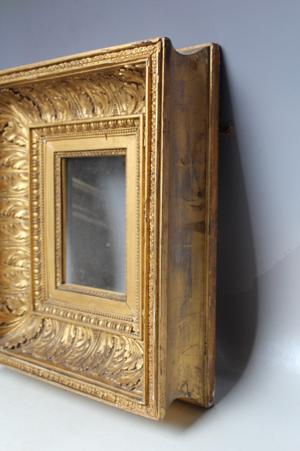 A LATE 18TH / EARLY 19TH CENTURY DECORATIVE GOLD FRAME, with acanthus leaf design and integral - Image 4 of 5