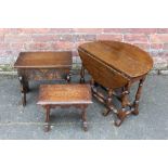 A SMALL 20TH CENTURY OAK DROPLEAF OCCASIONAL TABLE, Dia. 60 cm, together with an oak sewing box, W