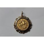 A 1910 GOLD SOVEREIGN COIN IN DECORATIVE MOUNT, the mount stamped 375 and hallmarked to reverse,