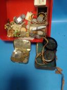 A TUB OF COLLECTABLES TO INCLUDE COINS, COSTUME JEWELLERY ETC