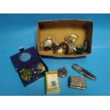 A BOX OF COLLECTABLES TO INCLUDE WATCHES, BADGES, BROOCHES ETC