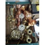 A TRAY OF ASSORTED METALWARE TO INCLUDE BRASS AND COPPER