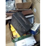 A BOX OF ASSORTED VINTAGE PHOTOGRAPHIC EQUIPMENT TO INCLUDE A BOXED CAMERA AND VARIOUS VIEWERS (