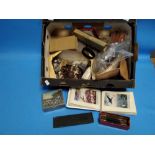 A BOX OF COLLECTABLES TO INCLUDE COSTUME JEWELLERY, METALWARE ETC