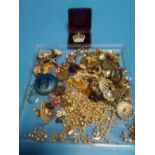 A QUANTITY OF ASSORTED COSTUME JEWELLERY TO INCLUDE BROOCHES, BADGES ETC