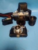 A SMALL COLLECTION OF ASSORTED CAMERAS TO INCLUDE HALINA AND MAMIYA/SEKAR ETC