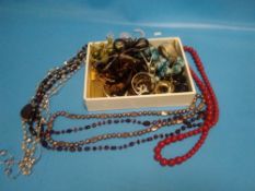 A QUANTITY OF ASSORTED COSTUME JEWELLERY