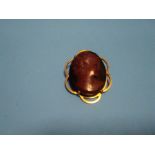 A 9 CT GOLD CAMEO STYLE BROOCH