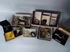 A SMALL COLLECTION OF ASSORTED COSTUME JEWELLERY