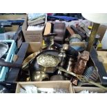 A TRAY OF ASSORTED METALWARE (NO TRAYS INCLUDED)¦