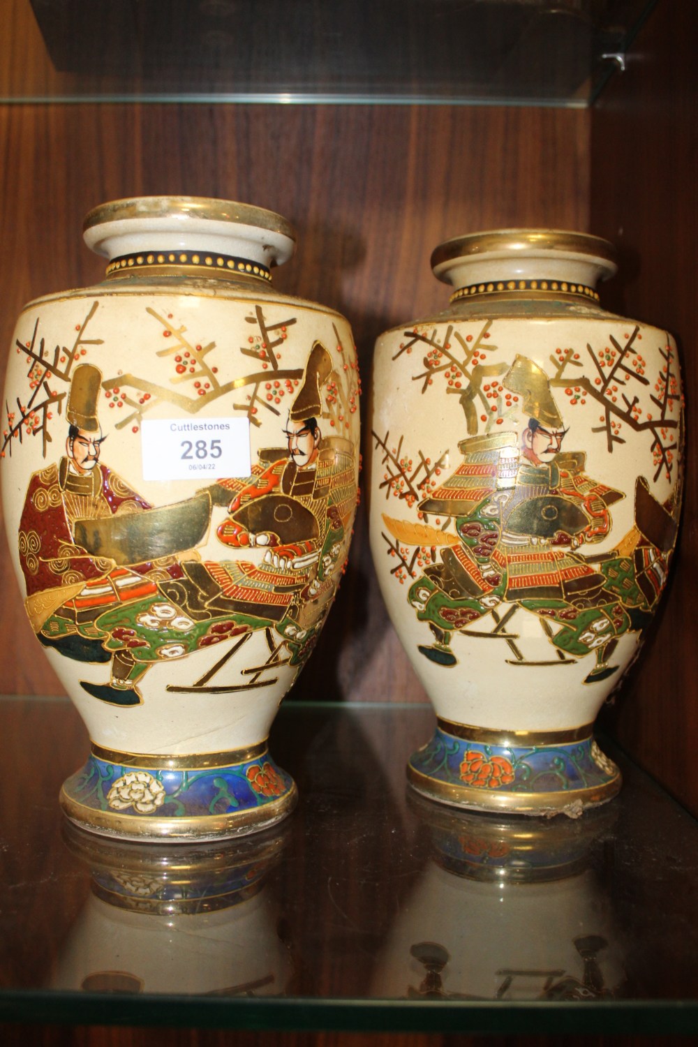 A PAIR OF JAPANESE CERAMIC SATSUMA STYLE VASES - H 25 CM