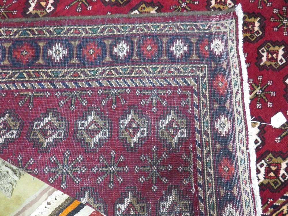 A LARGE PERSIAN WOOLLEN RUG 309 200 CM - Image 3 of 3