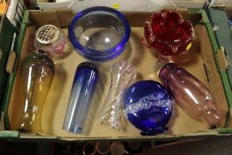 A BOX OF STUDIO GLASSWARE TO INCLUDE CAITHNESS AND MURANO STYLE EXAMPLES