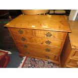 A REPRODUCTION OAK CABINET IN THE FORM AS A CHEST OF DRAWERS W-84 CM WITH AN OCCASIONAL TABLE (2)