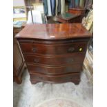 A REPRODUCTION MAHOGANY SERPENTINE FRONTED CHEST OF FOUR DRAWERS WITH BRUSHING SLIDE W-73 CM