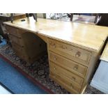 A MODERN HONEY PINE TWIN PEDESTAL DESK WITH EIGHT DRAWERS H-74 W-160 CM