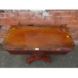 A GEORGIAN MAHOGANY AND ROSEWOOD FOLD OVER TEA TABLE W-92 CM S/D