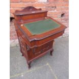 AN EARLY 20TH CENTURY LEATHER TOPPED DAVENPORT DESK W-56 CM