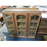 AN EARLY 20TH CENTURY OAK GLAZED BOOKCASE W-113 CM