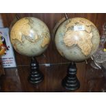 A PAIR OF MODERN GLOBES ON STANDS - H 40 CM