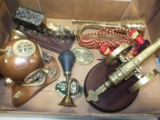 A TRAY OF BRASS AND COPPER COLLECTABLES ETC. TO INCLUDE A MODEL DIVERS HELMET, MODEL CANON, BRASS