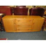 AN ERCOL LIGHT ELM SIDEBOARD, W 155 cm