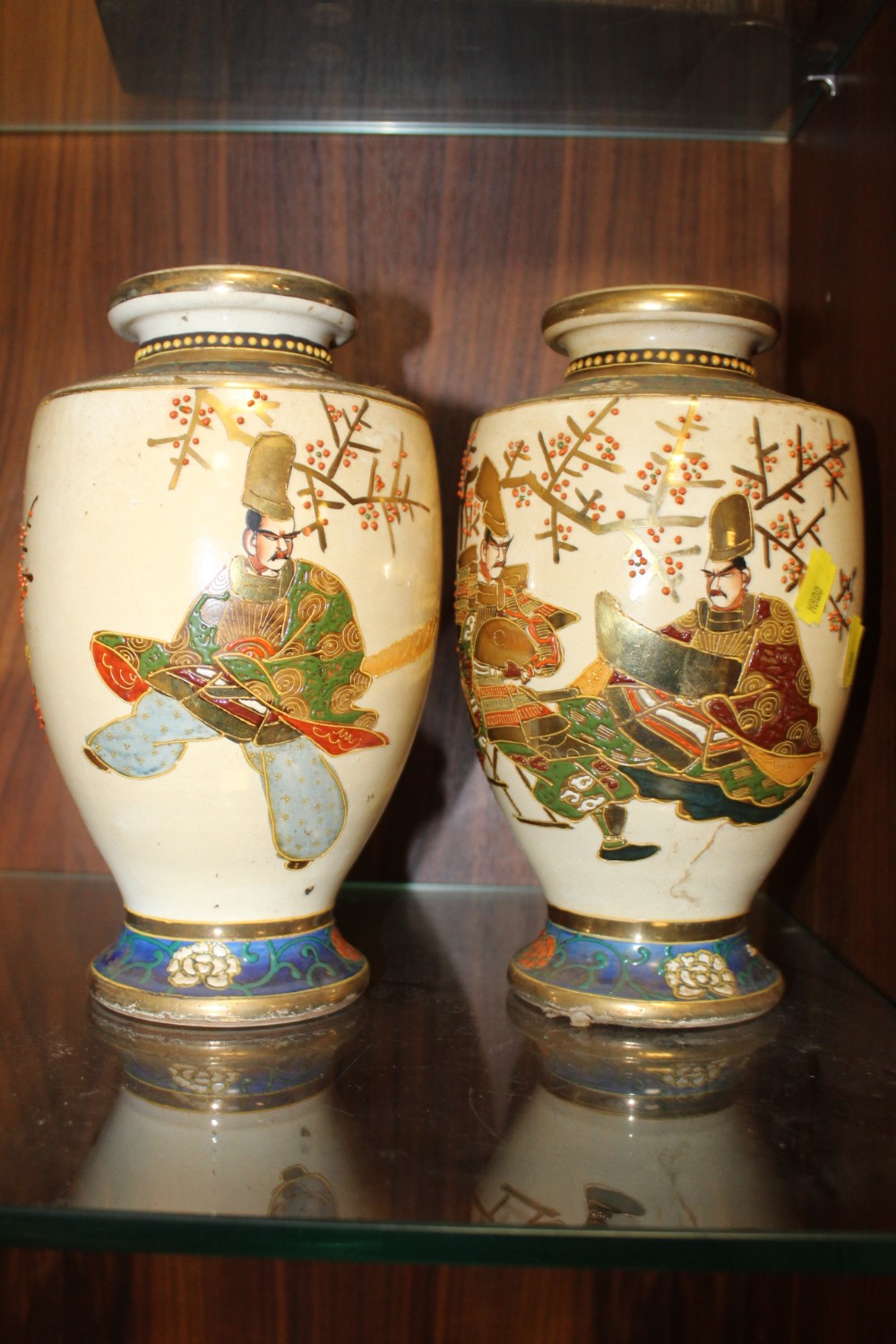 A PAIR OF JAPANESE CERAMIC SATSUMA STYLE VASES - H 25 CM - Image 3 of 3