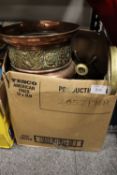 A BOX OF VINTAGE METALWARE TO INCLUDE BRASS CANDLE STICKS, COPPER JARDINIERE ETC