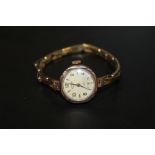 A 9 CARAT GOLD CASED VINTAGE LADIES ROTARY WRIST WATCH ON EXPANDING STRAP