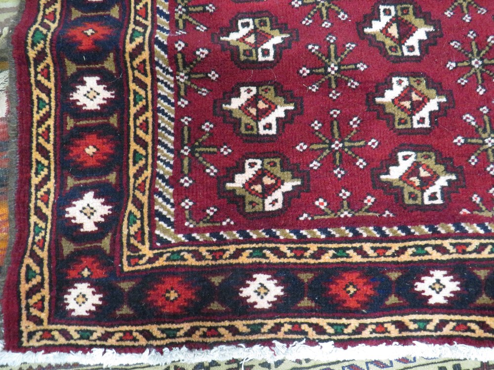 A LARGE PERSIAN WOOLLEN RUG 309 200 CM - Image 2 of 3