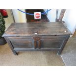 AN ANTIQUE OAK PANELLED COFFER W-106 CM (LOOSE LID)