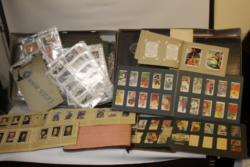 A QUANTITY OF CIGARETTE CARDS LOOSE AND IN ALBUMS, to include The Kings and Queens of England,