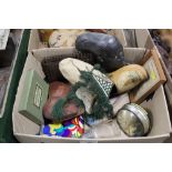 A BOX OF COLLECTABLES TO INCLUDE A CROCODILE SKIN PURSE, POTTERY BUST WALL PLAQUE, BONE GAME