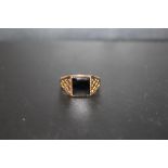 A HALLMARKED 9CT GOLD AND BLACK ONYX SIGNET RING, RING SIZE V, APPROX 2.8 G