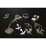 A BOX OF ASSORTED SILVER JEWELLERY ITEMS TO INCLUDE A ST CHRISTOPHER PENDANT, GEM SET DRESS RING