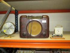 A VINTAGE BAKELITE BUSH RADIO, TOGETHER WITH A RETRO SMITHS CLOCK, DESK CALENDAR ETC( 4)