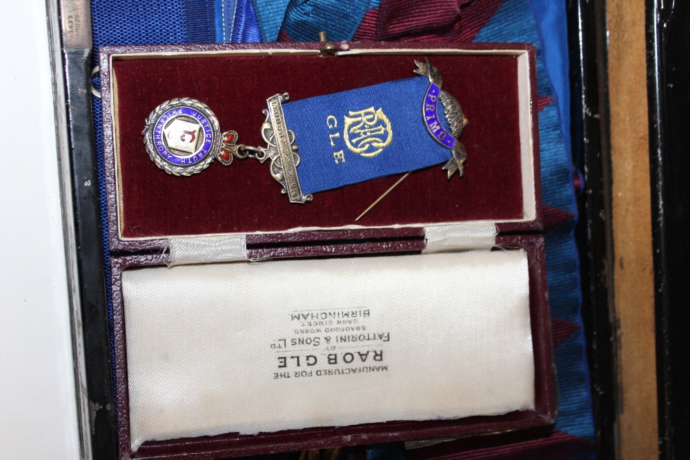 A TIN OF ROYAL ASSOCIATION OF BUFFALOES REGALIA TO INCLUDE A HALLMARKED SILVER AND ENAMELLED JEWEL - Image 2 of 3