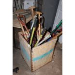 A TEA CRATE OF GARDEN TOOLS TO INCLUDE A BOSCH ELECTRIC HEDGE TRIMMER