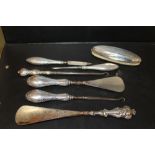 A COLLECTION OF HALLMARKED SILVER HANDLED MANICURE ITEMS TO INCLUDE A SHOE HORN ETC