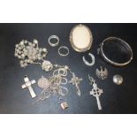 A COLLECTION OF SILVER AND WHITE METAL JEWELLERY, TO INCLUDE A BANGLE, ROSARY BEADS, BROOCH ETC